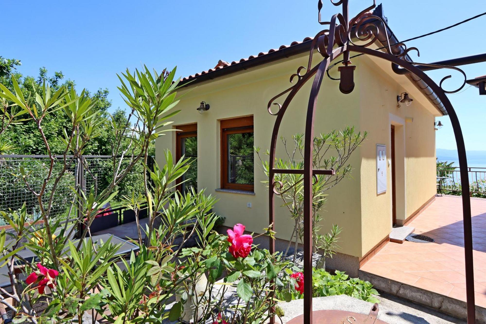 Apartments With A Parking Space Opatija - Pobri, Opatija - 7813 马图利 外观 照片